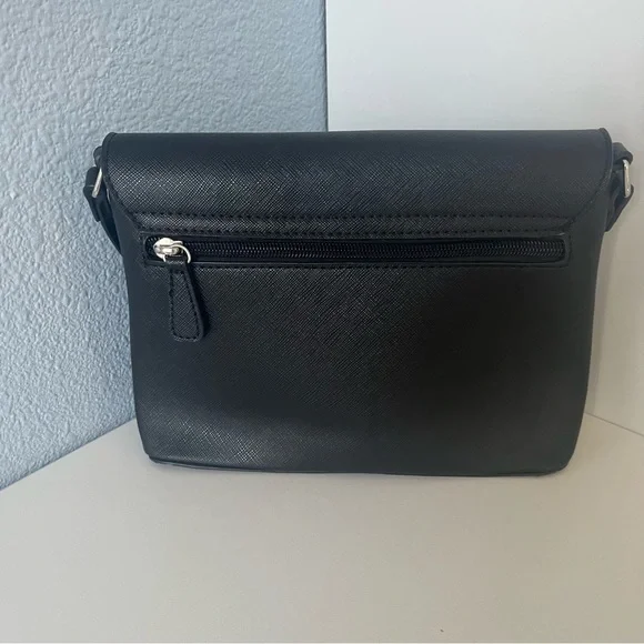 Sleek Black Crossbody Bag with Textured Finish - Picture 2 of 6